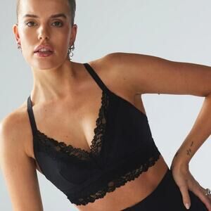 Savage X Fenty Lace Race Low Impact Sports Bra Small NWT Black 34B 32D